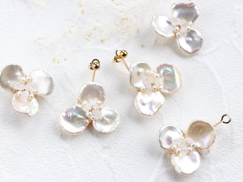 14kgf-freshwater pearl flower pierced earrings - 耳環/耳夾 - 貴金屬 白色