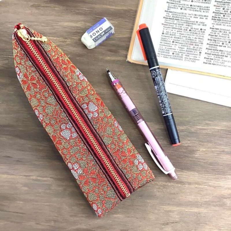 Tatami edge pencil case with paw pad and cherry blossom pattern - กล่องดินสอ/ถุงดินสอ - วัสดุอื่นๆ สีแดง