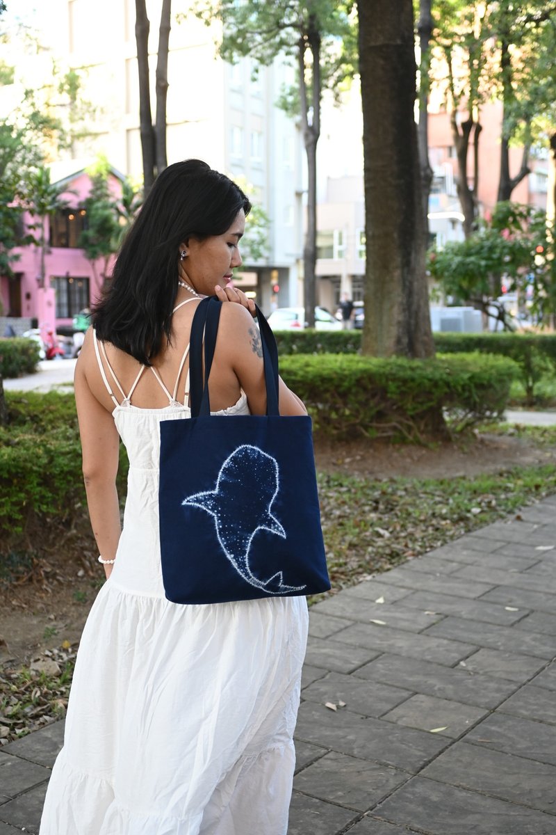 【記憶有限】藍染托特包/手提袋-星潛 - 手提包/手提袋 - 棉．麻 藍色