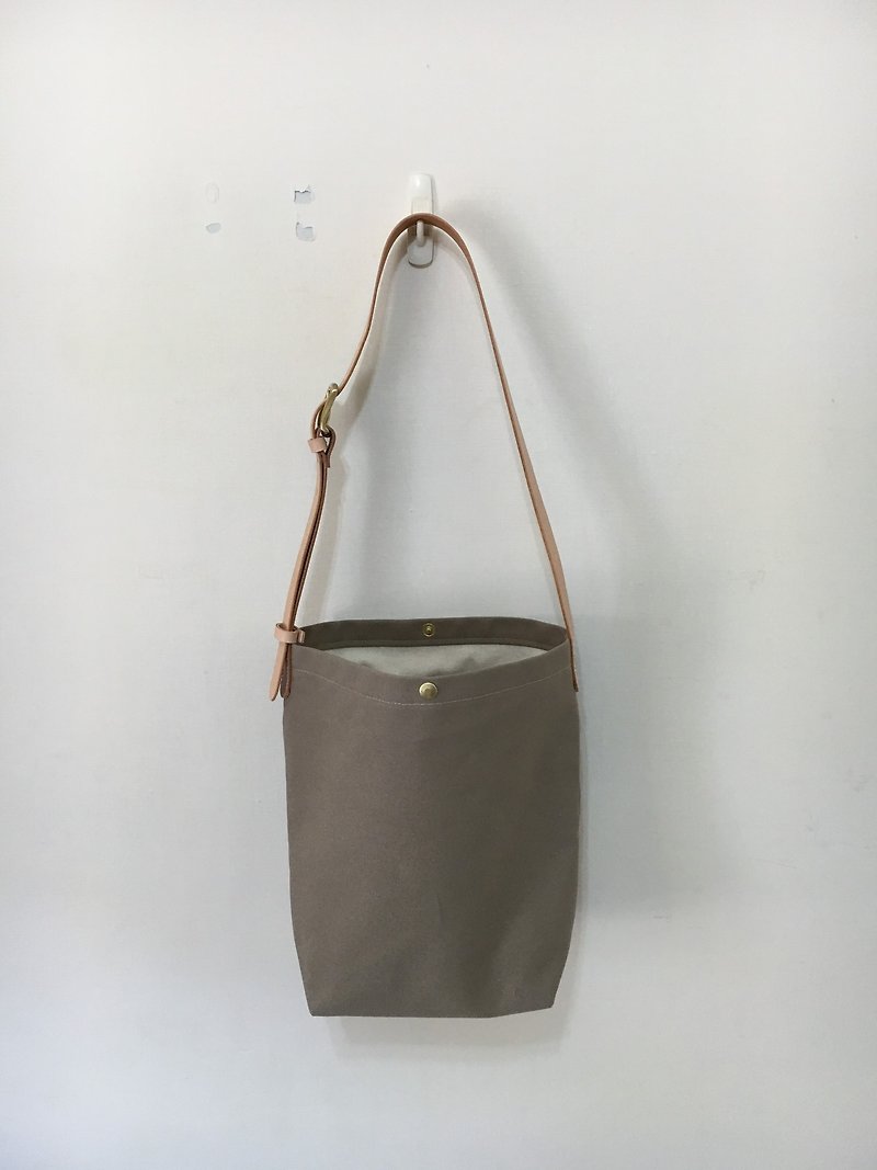 University shoulder bag 2.0 khaki - กระเป๋าแมสเซนเจอร์ - ผ้าฝ้าย/ผ้าลินิน สีกากี