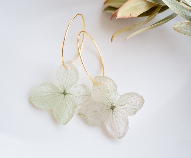 紫陽花フープピアス 白緑 P 167 14kgf変更可能 ショップ Schaf ピアス イヤリング Pinkoi