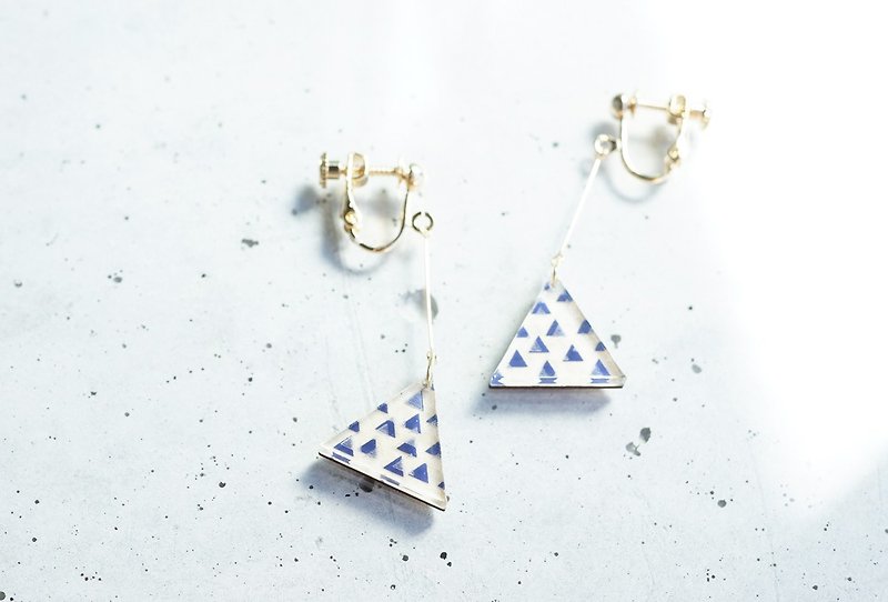 Swing San Kaku tsubutsubu earrings / NAVY - Earrings & Clip-ons - Wood Blue