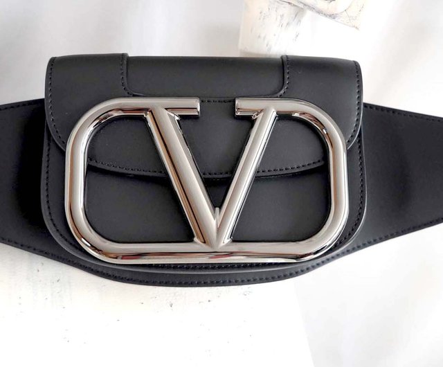 Valentino Garavani WS0LL5XBM9K0 関税送料込 VALENTINO GARAVANI Black Leather Oversized Logo Waist Bag