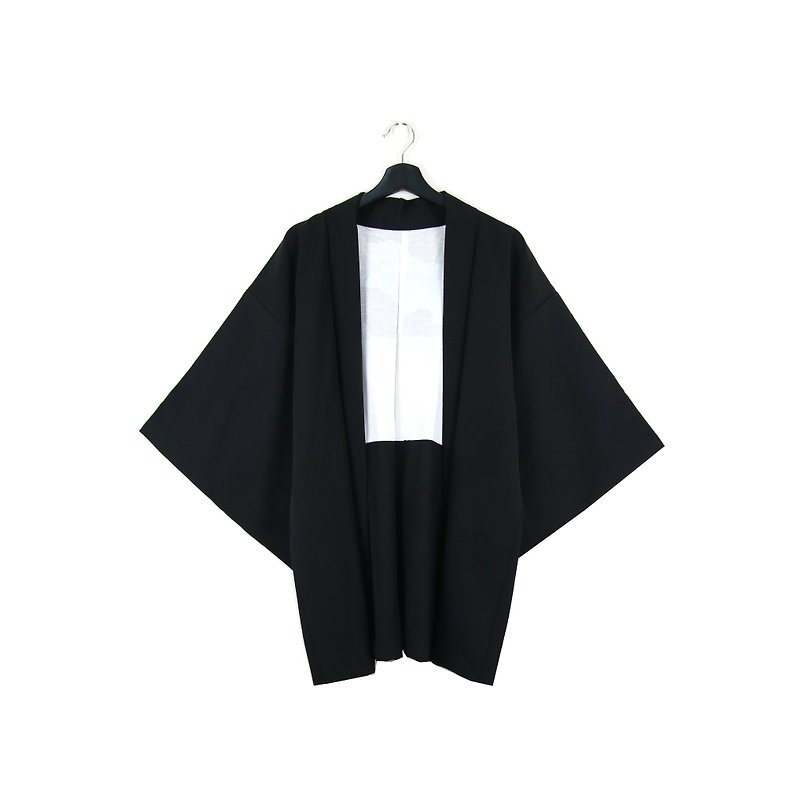 Back to Green :: Japan back to kimono feathers black elegant embossed // men and women can wear // vintage kimono (KI-91) - สเวตเตอร์ผู้หญิง - ผ้าไหม 
