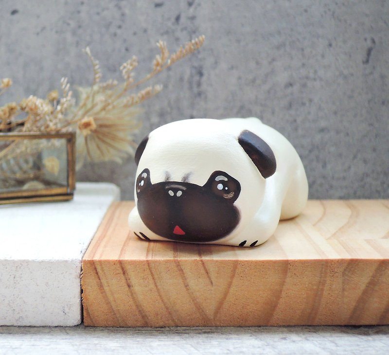Small pug mobile phone holder handmade wooden healing small wood carving doll decoration business card holder - Items for Display - Wood Khaki