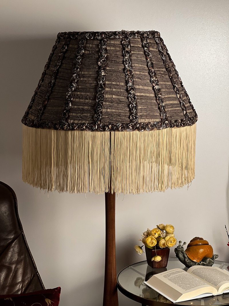 Victorian lampshade guipure with long fringe - โคมไฟ - วัสดุอื่นๆ สีนำ้ตาล