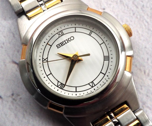 SEIKO】ヴィンテージ SEIKO 女性用クォーツ腕時計 ドレスウォッチ 23mm ホワイトダイヤル Ref.V701-2K90 日本発送 -  ショップ ooyama 腕時計 - Pinkoi