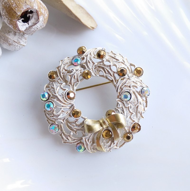 【美國西洋古董飾品】聖誕主題 白琺瑯 聖誕花圈 別針  胸針 - 徽章/別針 - 其他材質 金色