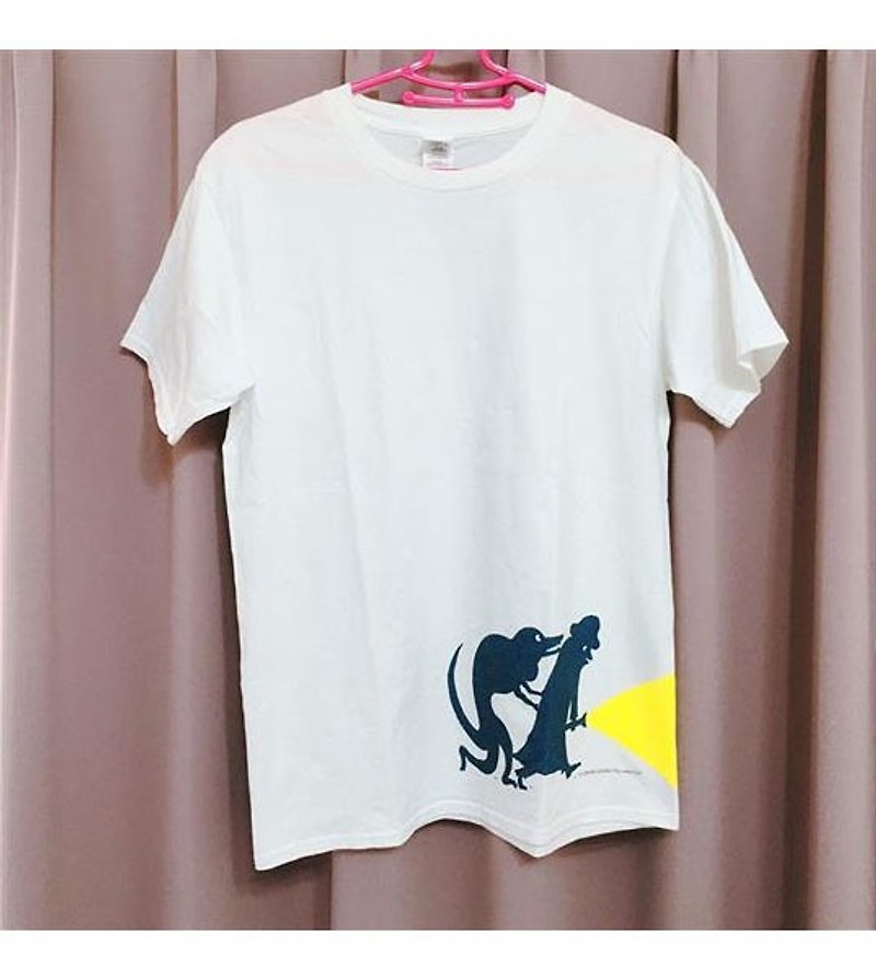 Bologna-Letter Thief-T-shirt - เสื้อยืดผู้หญิง - ผ้าฝ้าย/ผ้าลินิน 