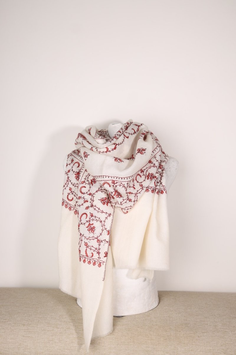 [Valentine's Day Gift] Cashmere hand-embroidered vine flower scarf shawl off-white Peach embroidered - ผ้าพันคอถัก - ขนแกะ ขาว