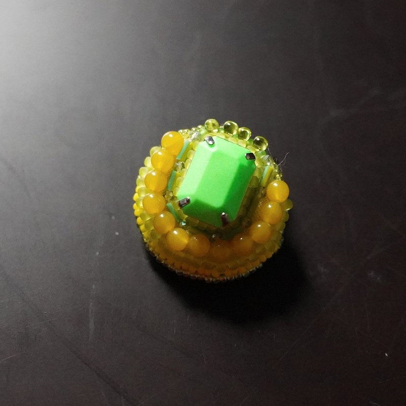 とても軽いおゃべりなブローチ4 ビーズ刺繍のブローチ　カラフル　グリーン - 胸針 - 其他材質 多色