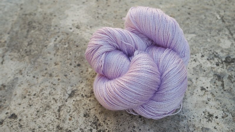 手染蕾絲線。 蓮花(55 BFL/45 Silk) - 編織/刺繡/羊毛氈/縫紉 - 絲．絹 卡其色