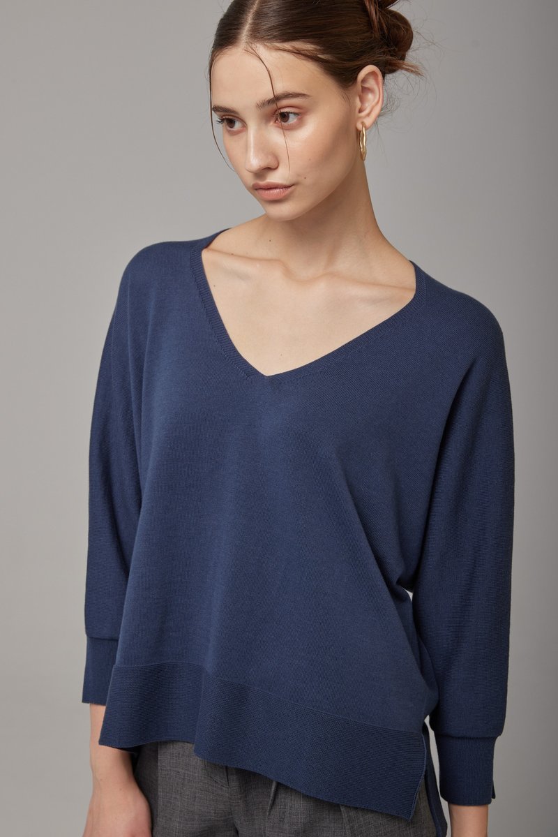 Eight-quarter sleeve V-neck top (22W2TP06) - สเวตเตอร์ผู้หญิง - ผ้าฝ้าย/ผ้าลินิน 