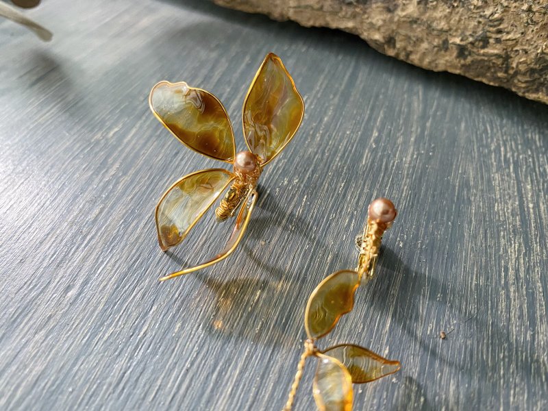 施華洛世奇水晶 琥珀蝴蝶 不對稱耳環 - 耳環/耳夾/耳骨夾 - 水晶 金色