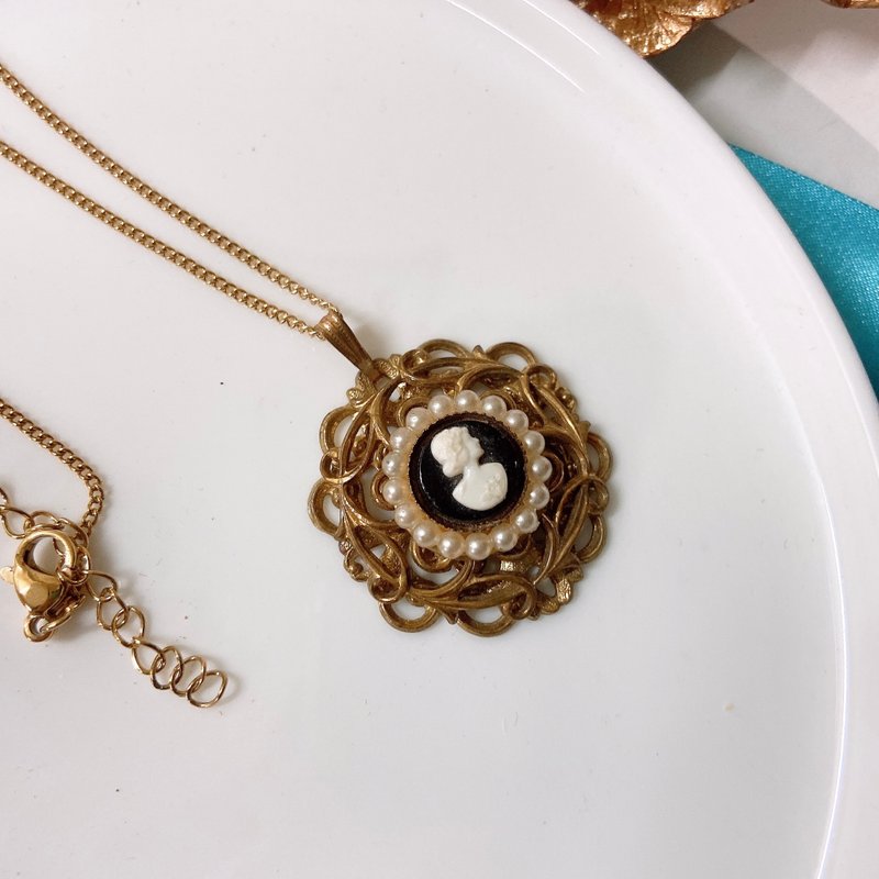 [Western Antique Jewelry] Classical Cameo Lady's Layered Flower Stand and Empty Twisted Flower Necklace - Necklaces - Precious Metals Gold