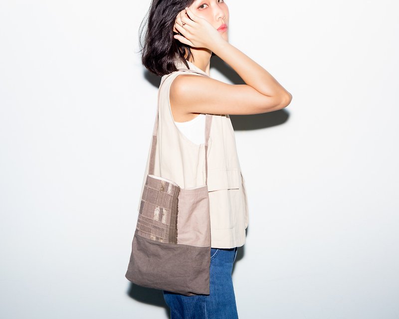 Plant-dyed earth woven shoulder bag | side backpack - กระเป๋าแมสเซนเจอร์ - วัสดุอื่นๆ สีนำ้ตาล