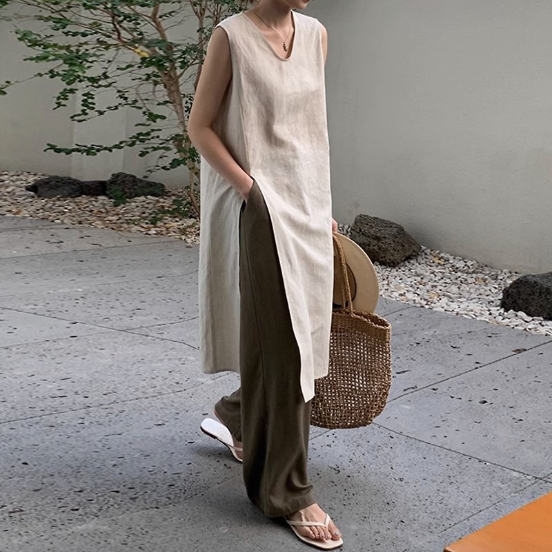 Sleeveless minimalist retro v-neck dress for travel - ชุดเดรส - ผ้าฝ้าย/ผ้าลินิน 