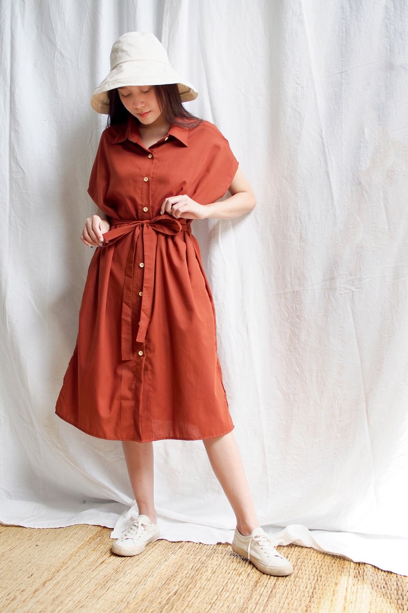 Good Day Dress with wooden buttons & ribbon - Red Brick - 女上衣/長袖上衣 - 棉．麻 紅色