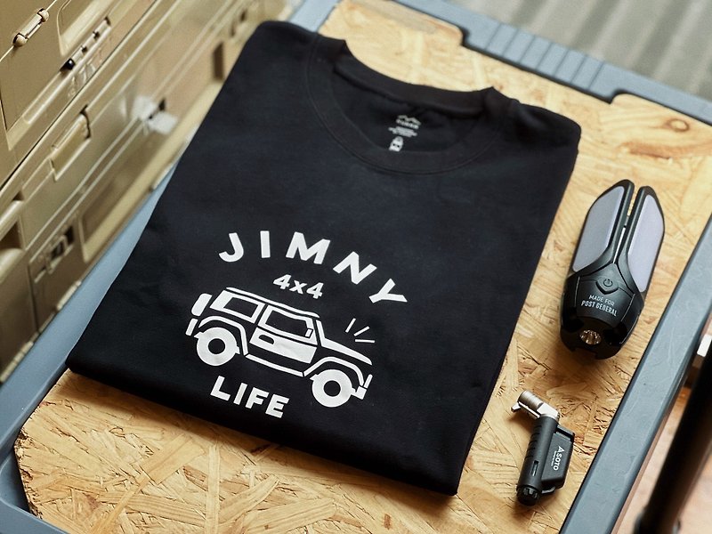 【2022 New Color-Black】JIMNY 240G Heavyweight Pine Unisex Illustration T-Shirt - เสื้อฮู้ด - ไฟเบอร์อื่นๆ 