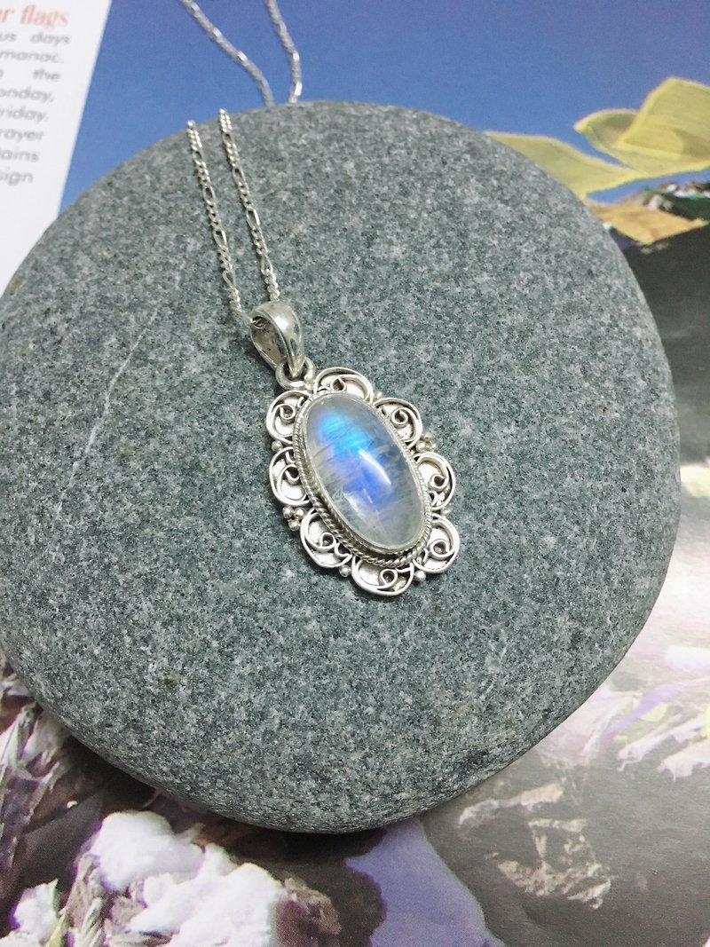Moonstone Pendant Handmade in Nepal 92.5% Silver - สร้อยคอ - เครื่องประดับพลอย 
