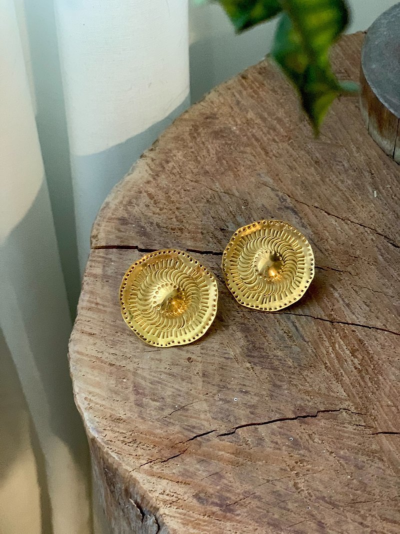 トーテム<イエロー>イヤリング真鍮模様のイヤリング - ピアス・イヤリング - 銅・真鍮 ゴールド