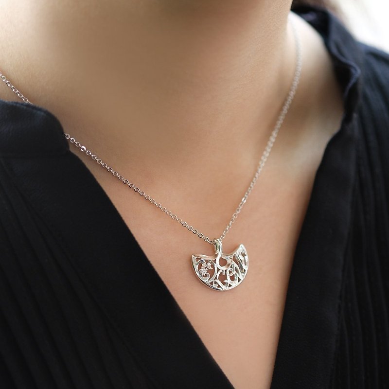 - Hidden Love - Elegant Openwork "LOVE" Font Design Ginkgo Shaped Crystal Diamond Necklace 925 Sterling Silver - สร้อยคอ - เงินแท้ สีเงิน