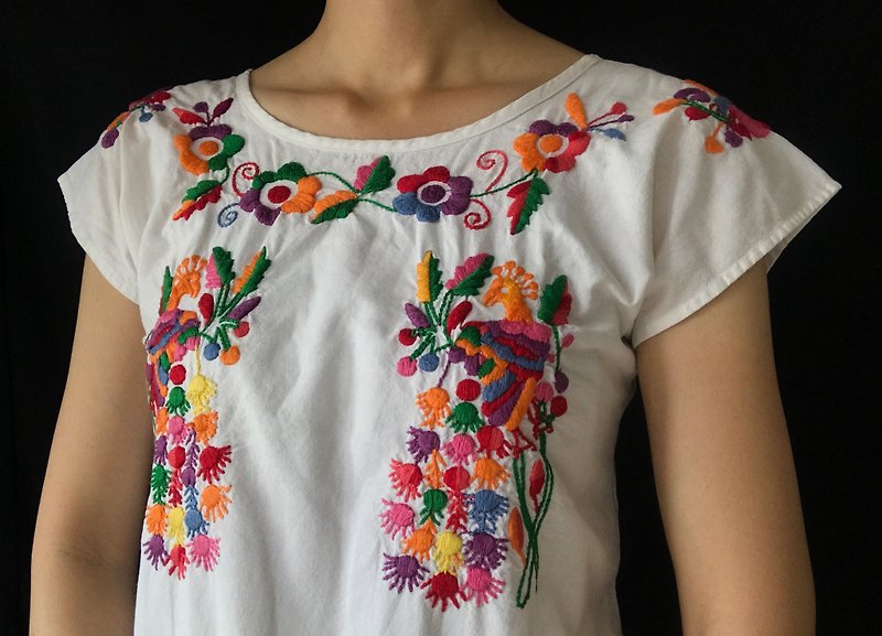 Mexican hand embroidered short sleeve top - เสื้อผู้หญิง - ผ้าฝ้าย/ผ้าลินิน 