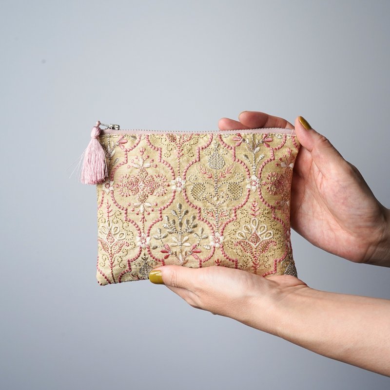 インド刺繍生地のフラットポーチ　ベージュ - 化妝包/收納袋 - 其他材質 