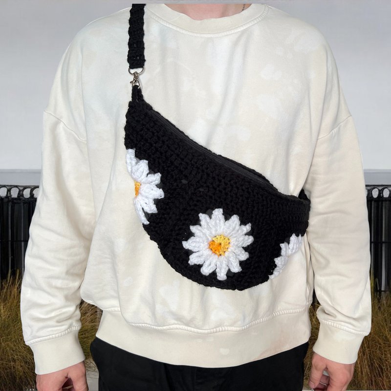 Granny Square Crochet Crossbody Bum Sling Bag with lining inside chamomile - กระเป๋าแมสเซนเจอร์ - วัสดุอื่นๆ สีดำ