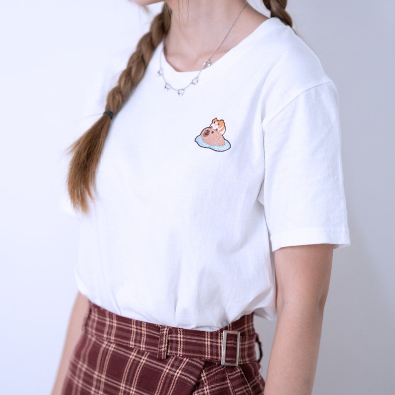 天竺鼠電繡 T-shirt 咕嚕騎水豚款 - 女 T 恤 - 棉．麻 