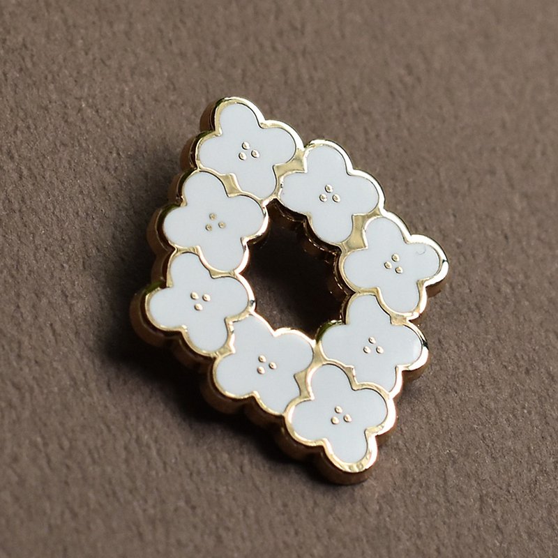 White flower pins flower enamel lapel pin -Badge - pins - enamel pins gold metal - เข็มกลัด/พิน - โลหะ ขาว