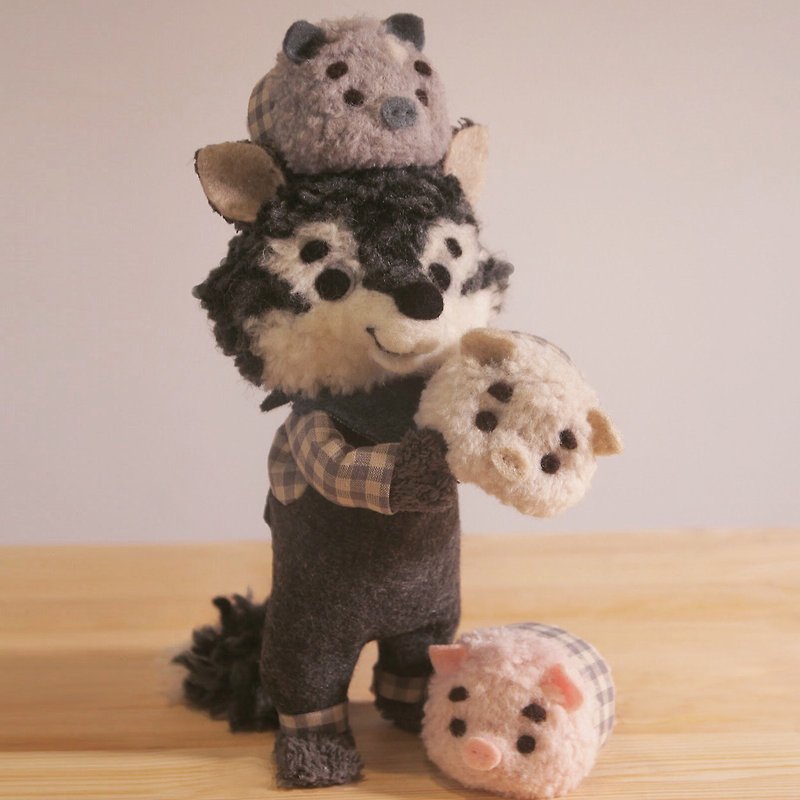 Two hands two hands! Wool felt handmade three pigs and wild wolf spot - ตุ๊กตา - ขนแกะ 