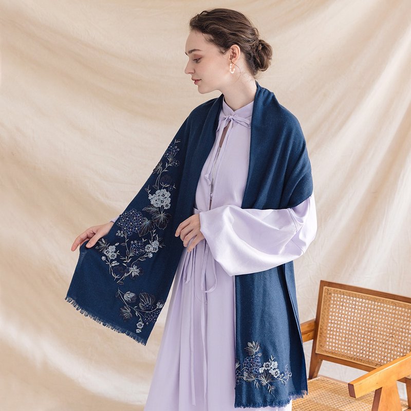 [Light Luxury] Flora Classical Hydrangea Lace Embroidery Pure Cashmere Cashmere Scarf - Denim Blue - ผ้าพันคอถัก - วัสดุอื่นๆ สีน้ำเงิน