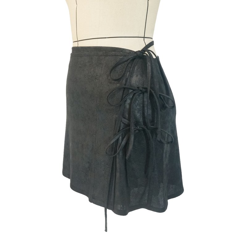 Aman No.88 strappy one-piece skirt black elastic flower embossed fabric - Skirts - Other Materials Black