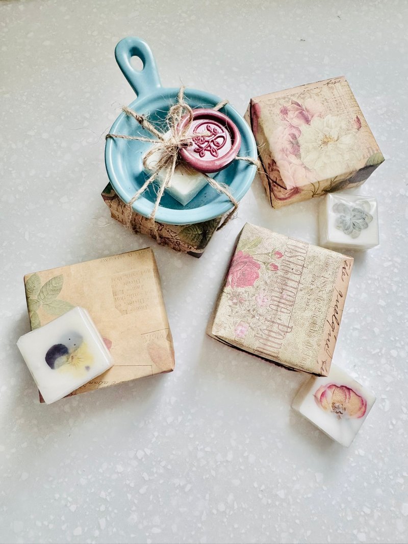 【Rose Tree】融蠟成花。押花香氛蠟塊。融蠟燈專用 - 香氛蠟燭/燭台 - 蠟 粉紅色