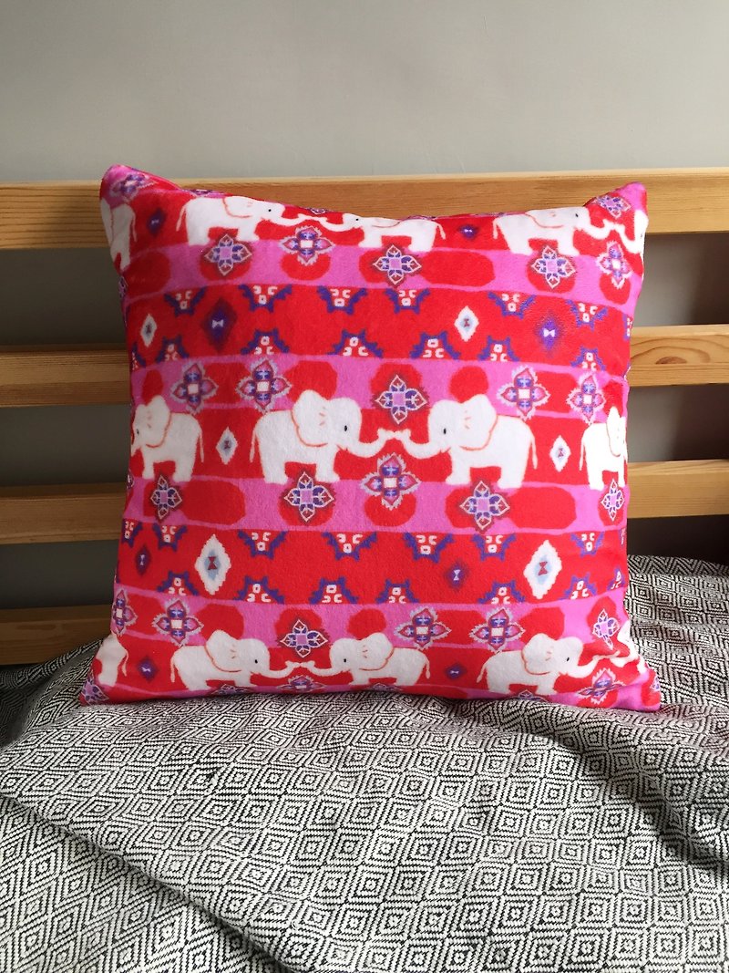 Elephant Pillow Fluff Pillow - with Pillow - หมอน - เส้นใยสังเคราะห์ สีแดง