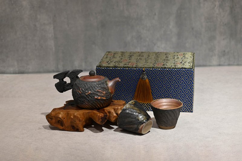 造型正把茶壺 柴燒一壺二杯禮盒 柴燒壺【臻麟陶藝】 - 茶壺/茶杯/茶具 - 陶 