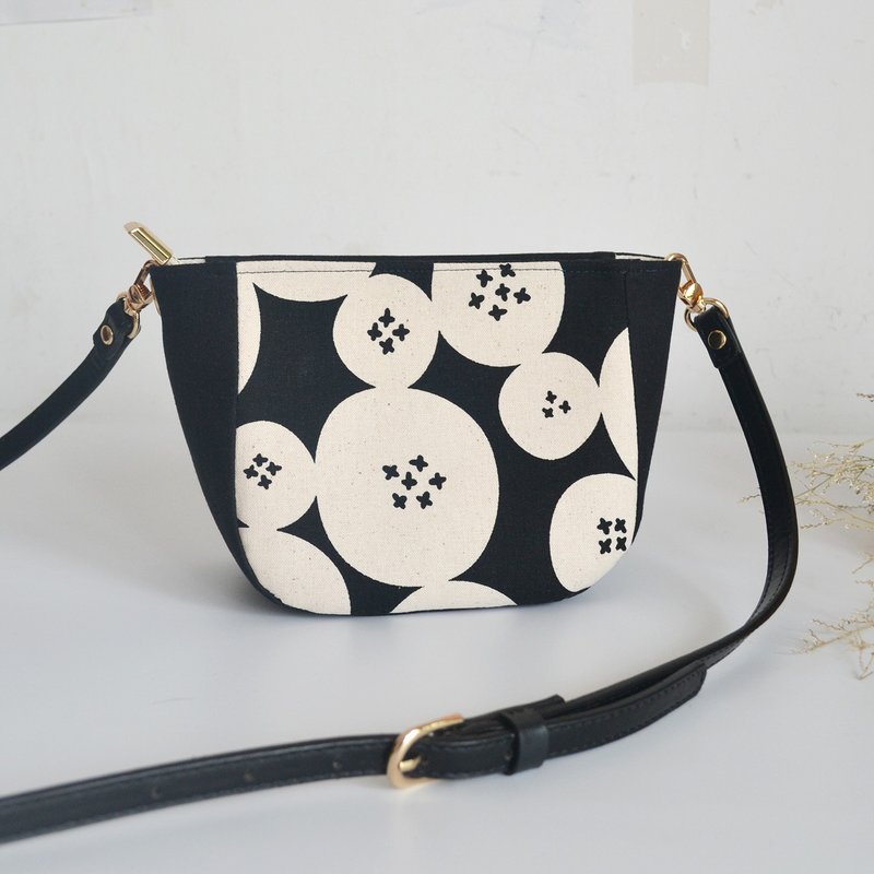 Diagonal mobile phone bag/ small bag/ side bag/ semicircle zipper bag/ button flower - กระเป๋าแมสเซนเจอร์ - ผ้าฝ้าย/ผ้าลินิน 