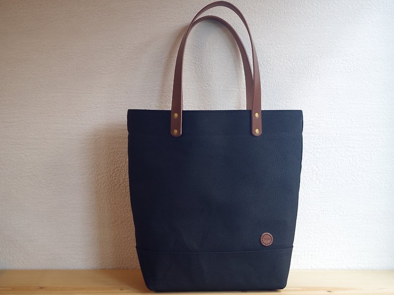 Leather handle canvas A4 vertical tote bag black - กระเป๋าถือ - ผ้าฝ้าย/ผ้าลินิน สีดำ