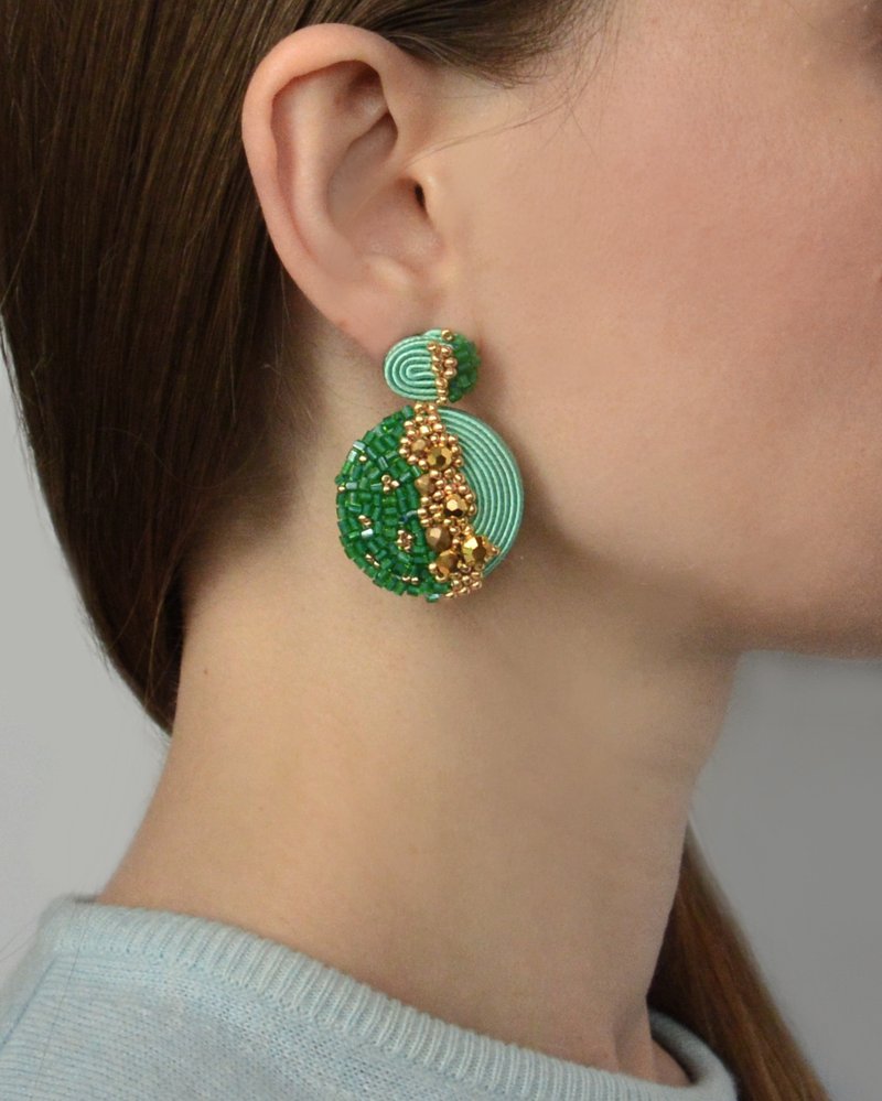 Round stud earrings Disk in gold and green color Christmas Gift Wrapping - ต่างหู - วัสดุอื่นๆ สีเขียว