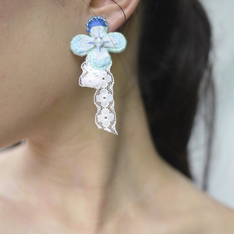 [Flower room training hand embroidery] Embroidered lace earrings - Earrings & Clip-ons - Thread Blue