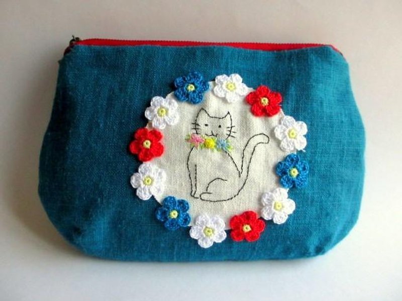Flowers and cats of linen pouch * turquoise blue B - กระเป๋าเครื่องสำอาง - ผ้าฝ้าย/ผ้าลินิน สีน้ำเงิน