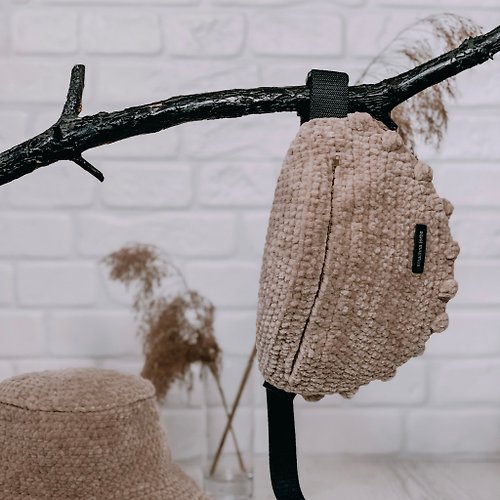 SmachnaTorba Crochet fanny pack with plush pattern PDF and video, belt bag, waist bag