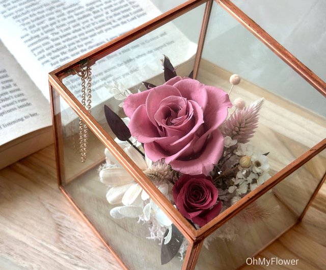 Glass frame with natural preserved & dried flowers in green with logo /  opening - Shop ohanabako Dried Flowers & Bouquets - Pinkoi