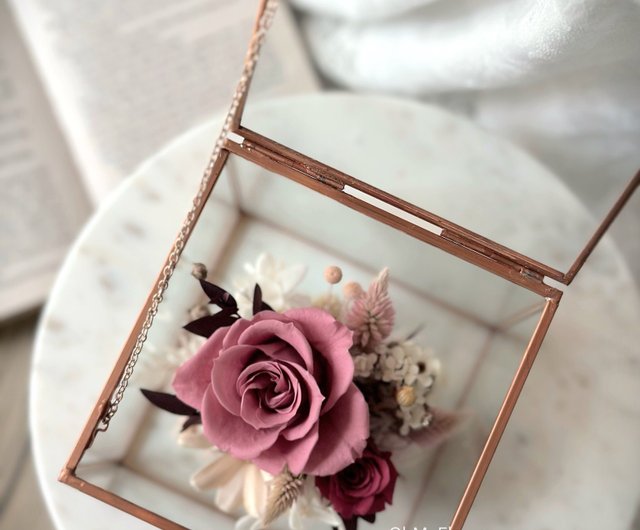 At First Sight preserved flower arrangement in glass box. - Shop Oh My Flower  Dried Flowers & Bouquets - Pinkoi