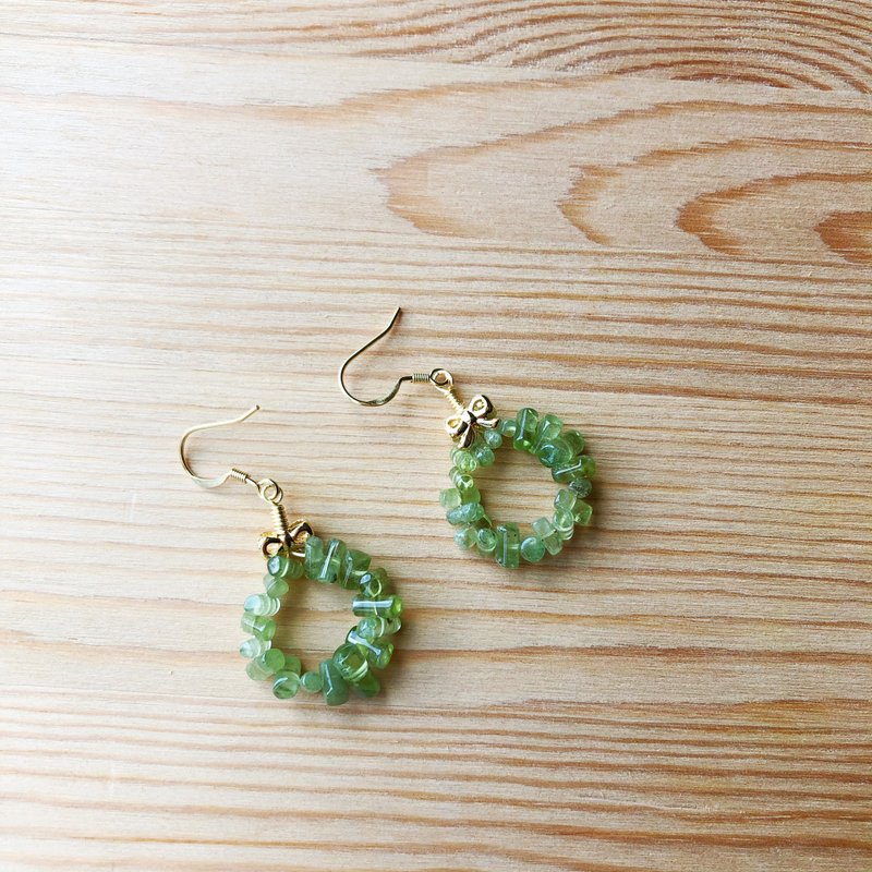 Olivine wreath earrings - ต่างหู - วัสดุอื่นๆ สีเขียว