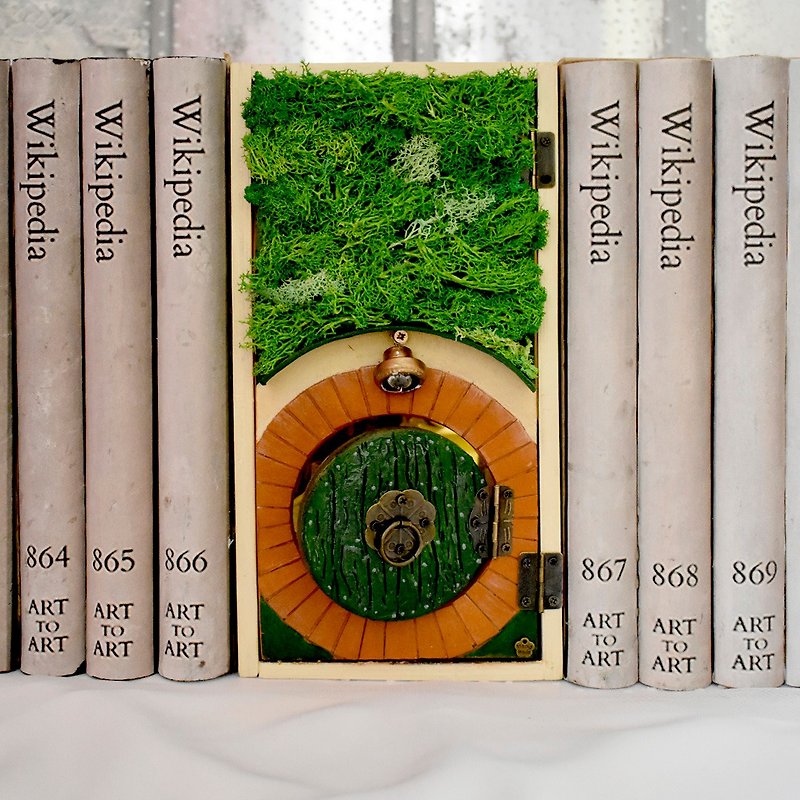Book nook on the bookshelf of BILBO BAGGINS' HOUSE - โคมไฟ - ไม้ สีเขียว