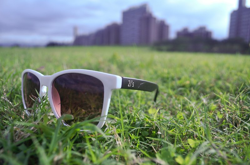 Sunglasses│White Black Frame│Brown Lens│UV400 protection│2is Docx - กรอบแว่นตา - พลาสติก ขาว