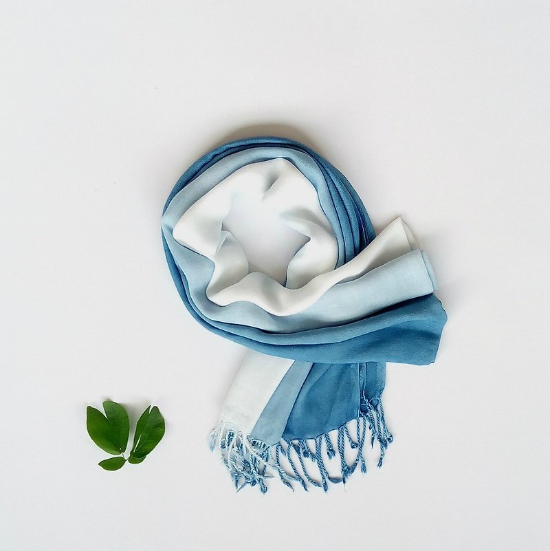 THani blue-dyed original gradient silk scarf natural blue-dyed gradient scarf scarf shawl cultural and creative - ผ้าพันคอ - ผ้าฝ้าย/ผ้าลินิน สีน้ำเงิน