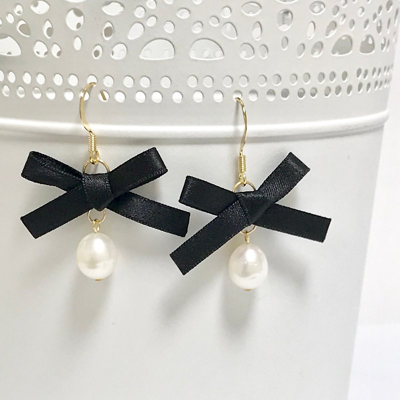 Freshwater pearl ribbon earring - Earrings & Clip-ons - Pearl Black